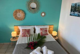 Appartement les pieds dans l eau allows 18 year olds to book a room