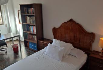 Habitaci  n Amplia con Vistas has Smoking rooms