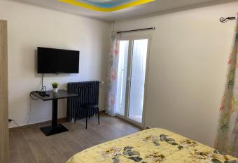 Chambres n  4 (1-2pers) + Balcon has Balcony rooms