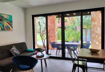 Atardecer has rooms with a private hot tub