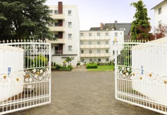 Hotel Alte Post Garni allows 18 year olds to book a room