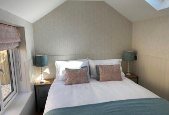 Hillview Cottage has Balcony rooms