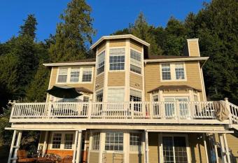 Port Orchard Luxury Retreat allows 18 year olds to book a room