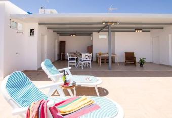 Casa Sunshine Paradise has Balcony rooms