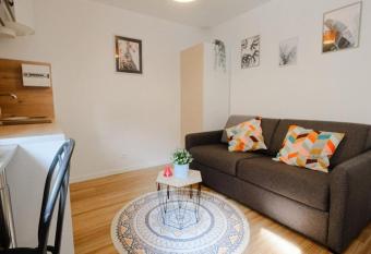 studio moderne proche Paris allows 18 year olds to book a room