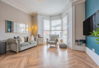 Luxury Southampton City Centre Retreat allows 18 year olds to book a room