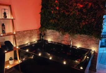 Express Yourself has rooms with a private hot tub