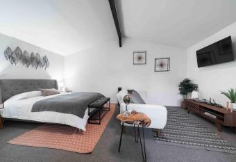 Relax in a Quaint Private and Cozy Guest House allows 18 year olds to book a room