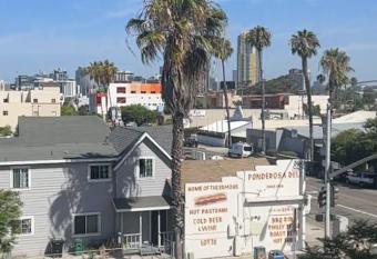 COZY CABIN has Balcony rooms