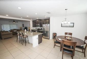 Serene Oasis: Davenport's Exquisite Gateaway has Balcony rooms