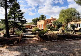 Chambre priv  e, piscine, pool house, cuisine d   t   allows 18 year olds to book a room