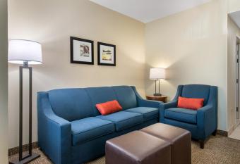 Comfort Inn & Suites Tavares North has rooms with a private hot tub