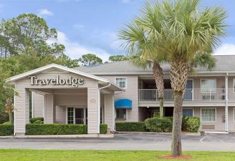 Travelodge Suites by Wyndham MacClenny/I-10 has Smoking/Balcony rooms