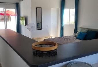 Amplio estudio en Arico allows 18 year olds to book a room