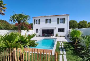Villa de charme avec piscine chauff  e au centre village has Balcony rooms