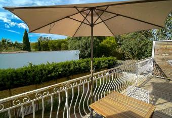 Grand Studio    5mns de la Plage des Salins has Balcony rooms