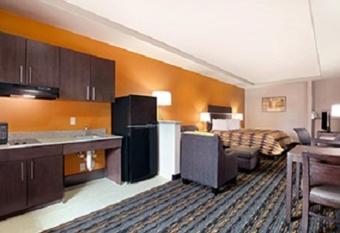 Days Inn by Wyndham Dilley has rooms with a private hot tub