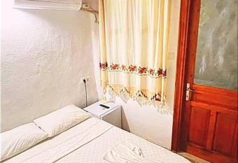 Ayval  kta giri   kat odas   has Balcony rooms