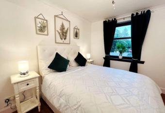 A Stylish Two-Bedroom Flat-Free Parking-CityCentre allows 18 year olds to book a room