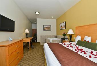 Best Western Plus Guymon Hotel & Suites has rooms with a private hot tub