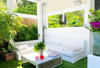 White Apartment Hamburg has Balcony rooms