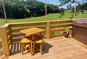 Puttin Around has rooms with a private hot tub