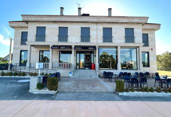 HOSTAL RESTAURANTE AQUA has Balcony rooms