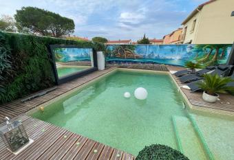 Relaxation AquatiqueGarantie100% has rooms with a private hot tub