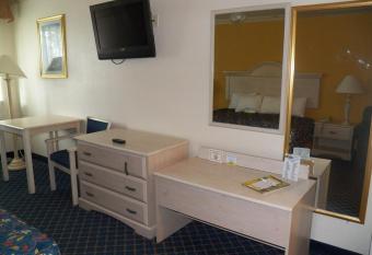 Days Inn by Wyndham Dalhart has rooms with a private hot tub