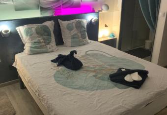 Chambre double dans villa has Balcony rooms