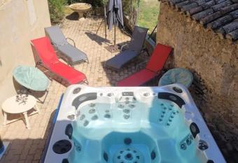 Maison 6-8 pers au c  ur du village has rooms with a private hot tub