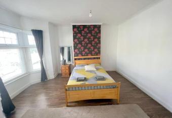 3-bedroom house - Thornton Heath allows 18 year olds to book a room