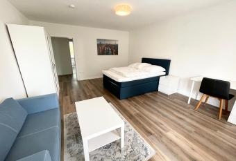 Zentrale Wohnung mit 3 Schlafzimmer f  r bis zu 9 Personen has Balcony rooms