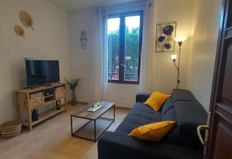 Magnifique T2    5 mn de l a  roport d Orly allows 18 year olds to book a room