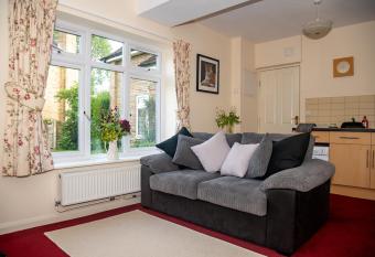 Entire apt. quiet area near Leeds Castle Maidstone allows 18 year olds to book a room