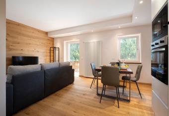 SnowLake Suite & Apartment has Balcony rooms