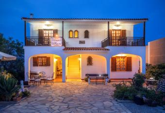 Villa Diamanti has Balcony rooms