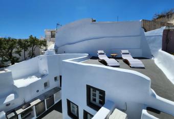 Otto house - Luxury cave home allows 18 year olds to book a room