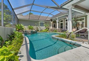 Heated Pool&Spa! Spacious Home 5 mins from Beach! has rooms with a private hot tub