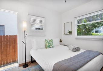 Cactus Room - Private Entrance allows 18 year olds to book a room