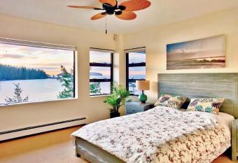 Waterfront Room1 with Private Bath near Marina allows 18 year olds to book a room