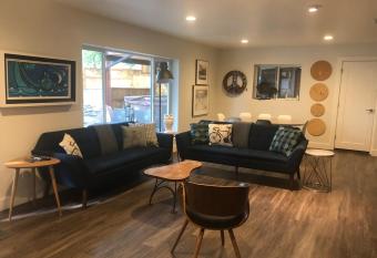 Modern Ski House Great Price and Sleeps 14 max has rooms with a private hot tub