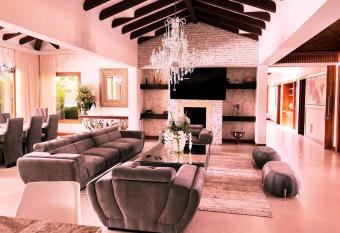 Armored Bitcoin Mansion La Mansion Bitcoin- Vip para Grupos has rooms with a private hot tub