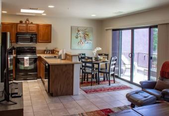 Carnelian Coyote - Fabulous Condo in West Sedona! allows 18 year olds to book a room