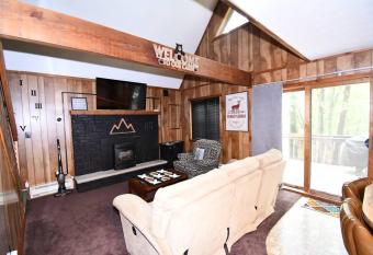 Cabin w/ Jacuzzi, W&D, Pool, Fitness, Lake & More. has rooms with a private hot tub