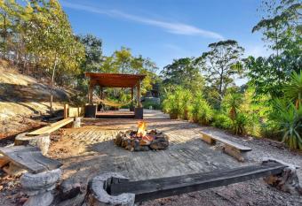 Misty Mountain Hideaway at Murrays Run ultra private rural escape with stunning views has rooms with a private hot tub