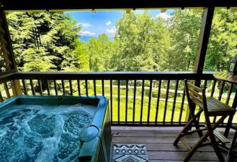 Log Cabin, Hot Tub and HUGE Mountain Views! has rooms with a private hot tub