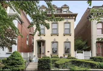 Napoleon's Retreat Inn allows 18 year olds to book a room