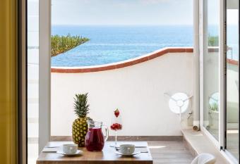 Pantanello Rooms Avola has Balcony rooms