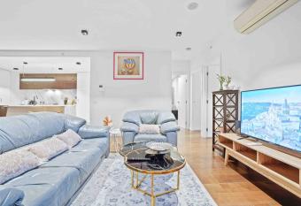 3bedroom apartment free parking *811 has Balcony rooms